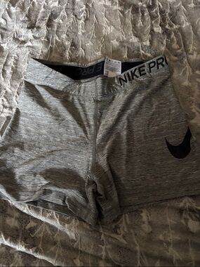 NIKE PRO SHORTS DRI FIT SIZE MEDIUM IN EXCELLENT CONDITION